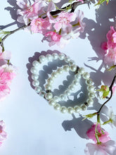 Load image into Gallery viewer, Corsage pearl bracelet
