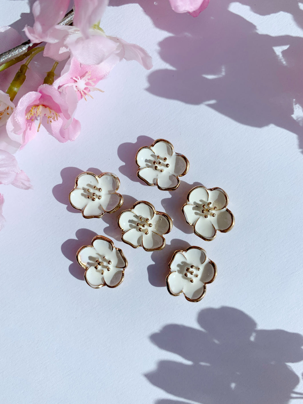 White and gold metal flower 23 pack