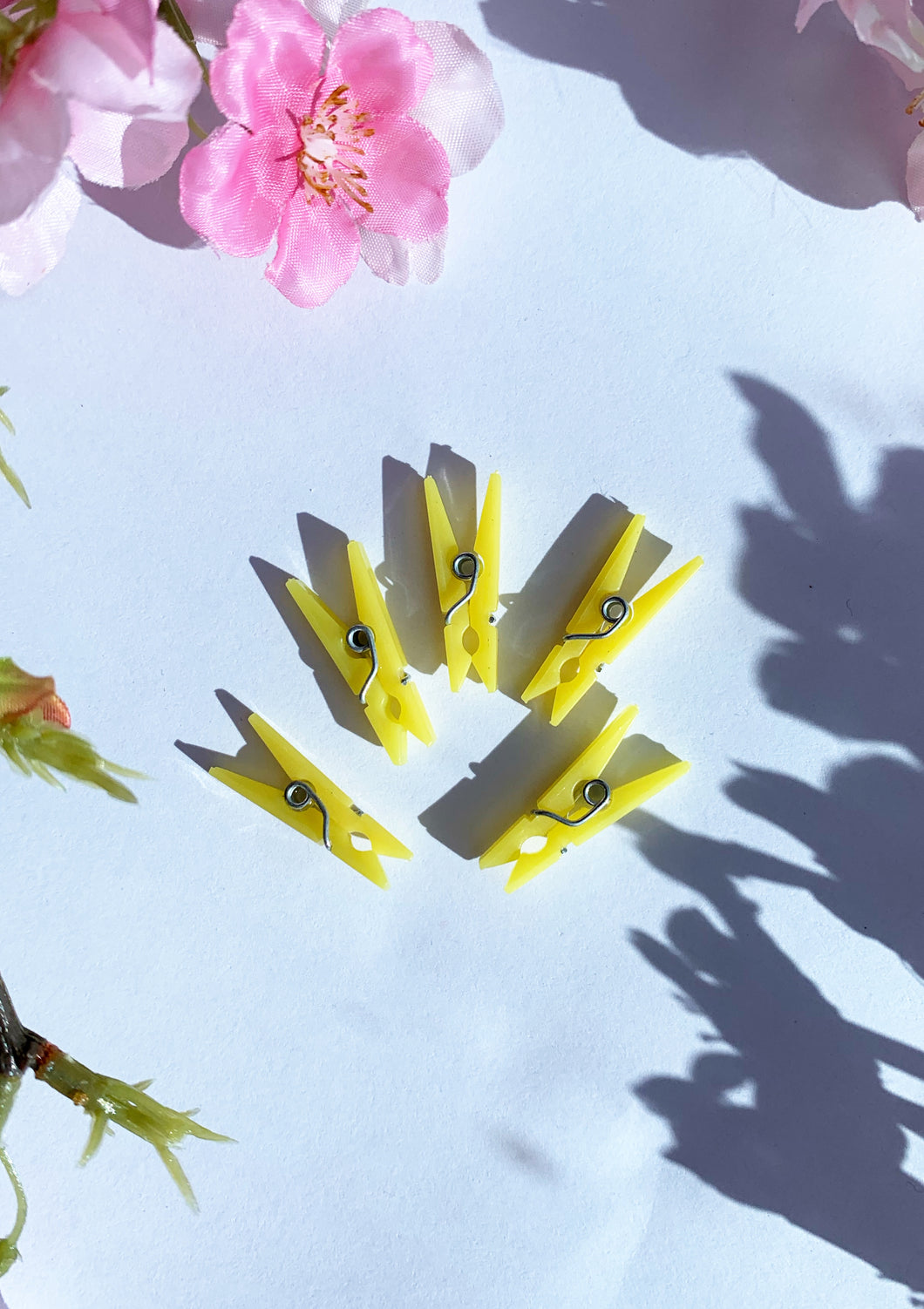 Yellow plastic pegs 25 pack